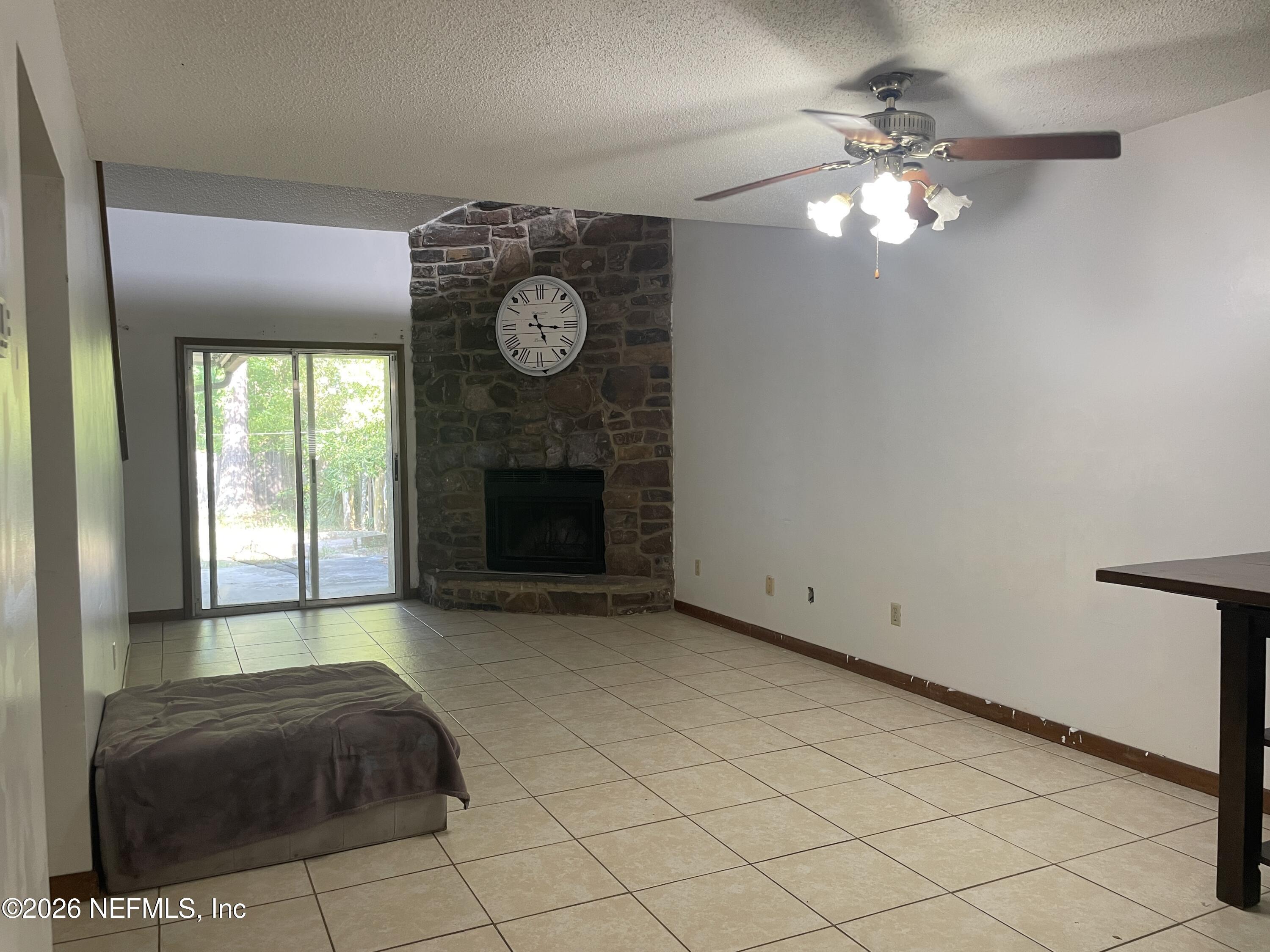 Image 1: Family Room - Fireplace