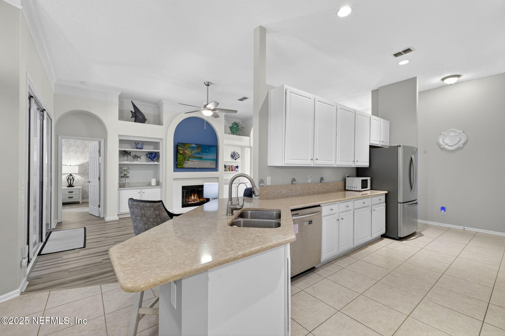 Image 4: 12-Kitchen 2 of 6