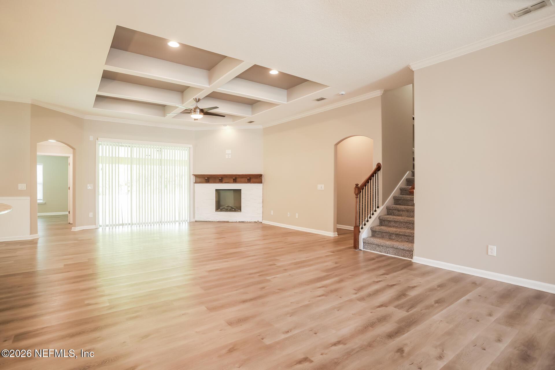 Image 4: 3-photo-Living-Room-ef45bdc3-7a3c-403c-8