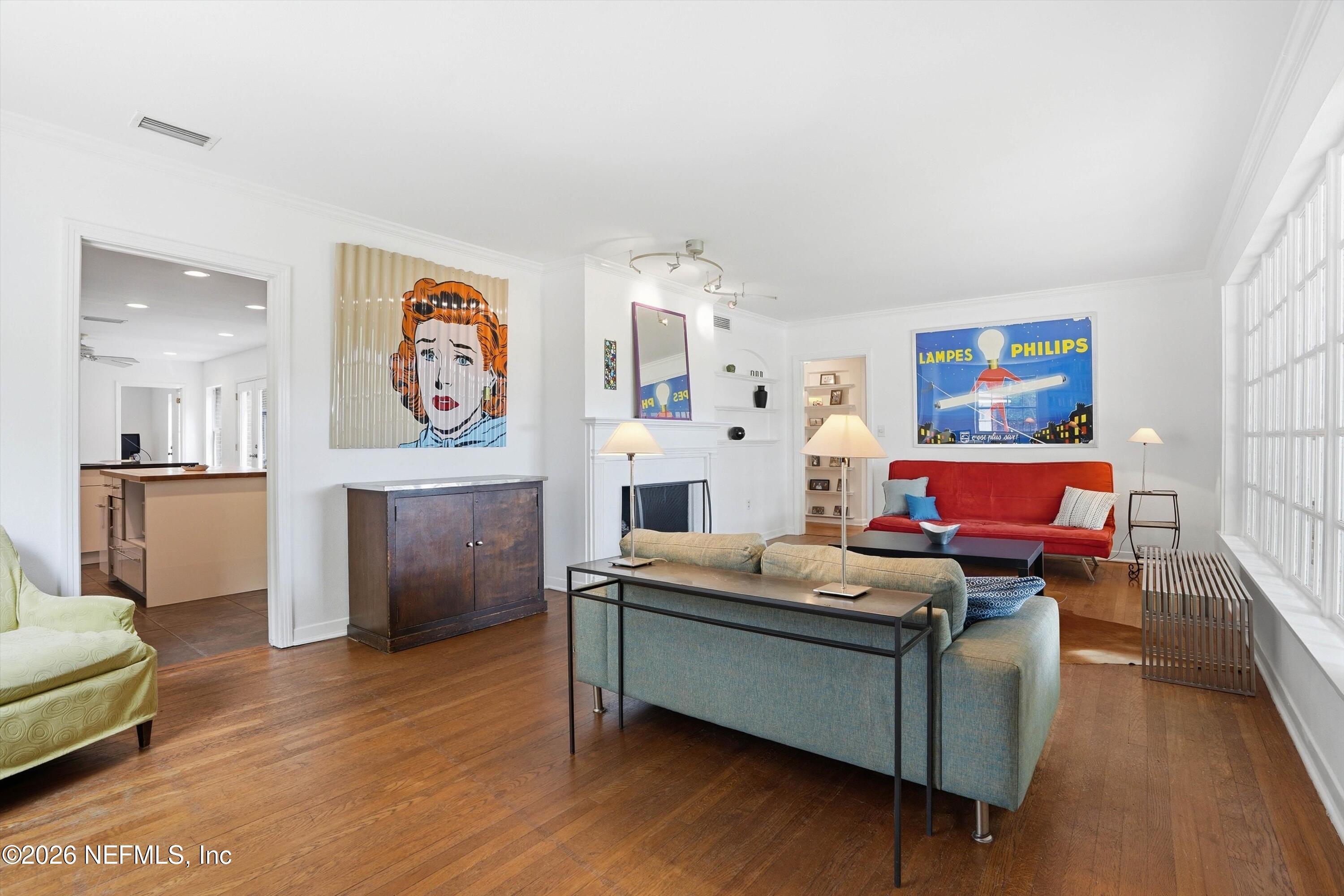 Image 4: Living Room
