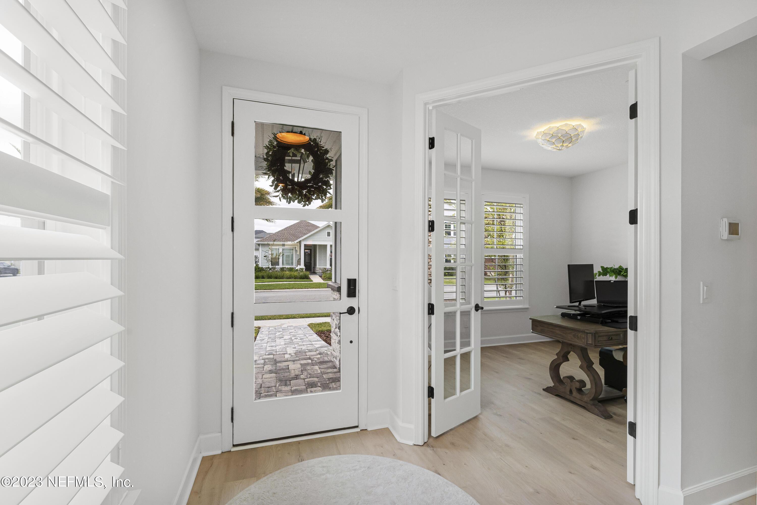 Image 4: Entryway/Foyer