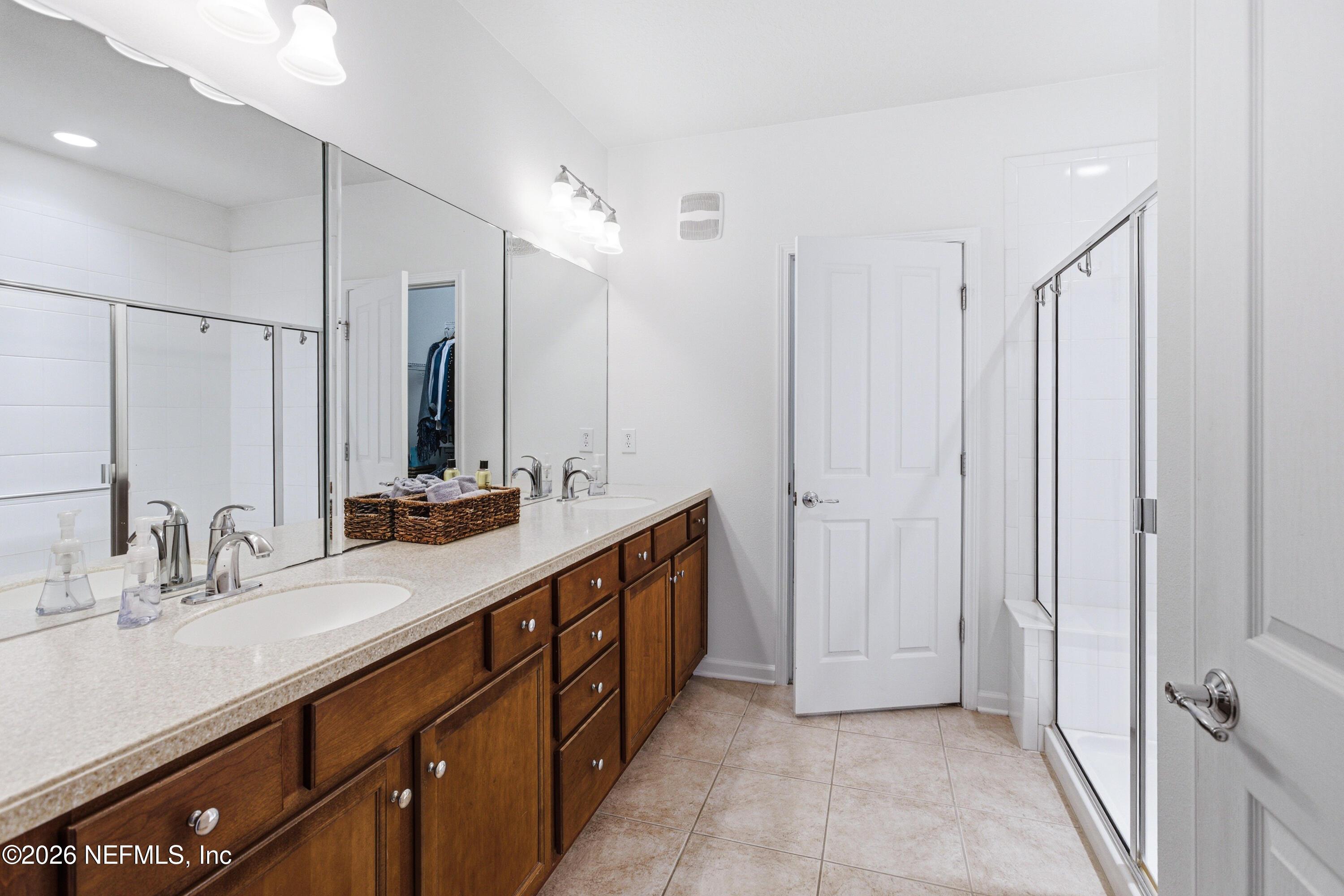 Image 3: Owner's Bathroom