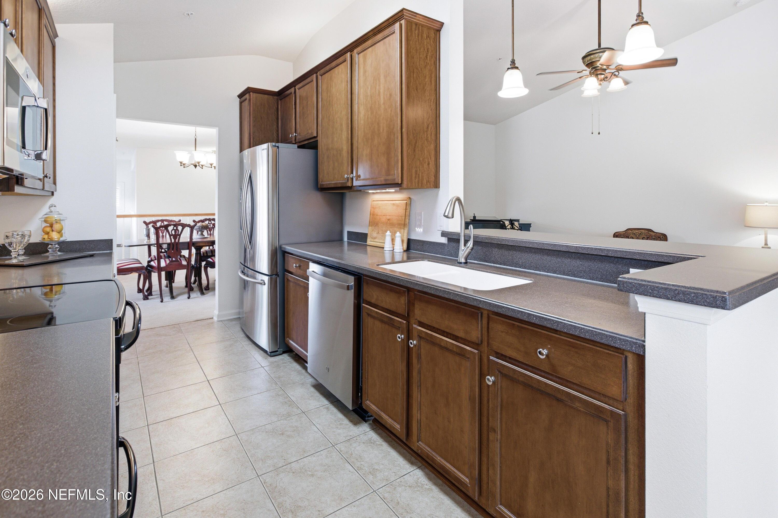 Image 4: Kitchen