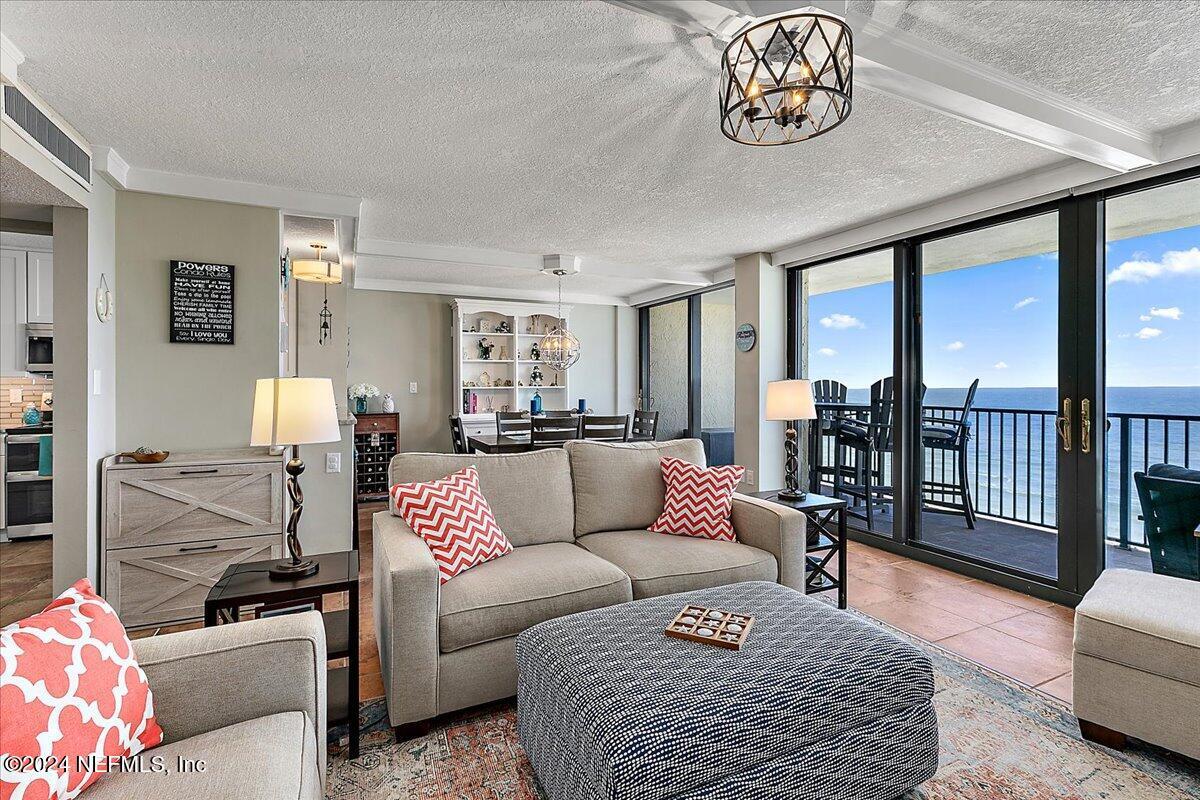 Image 4: Living Room