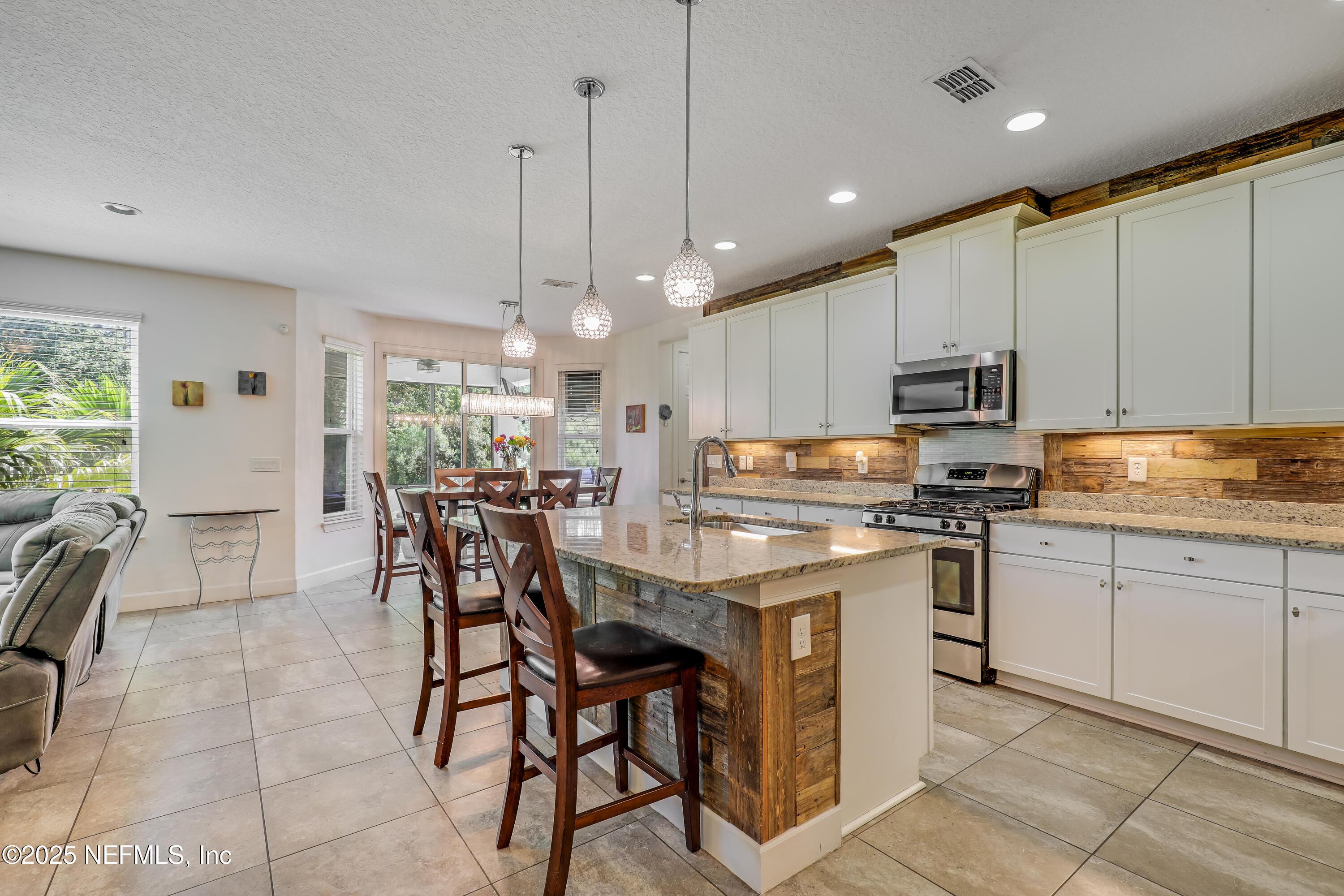 Image 3: 01 Kitchen