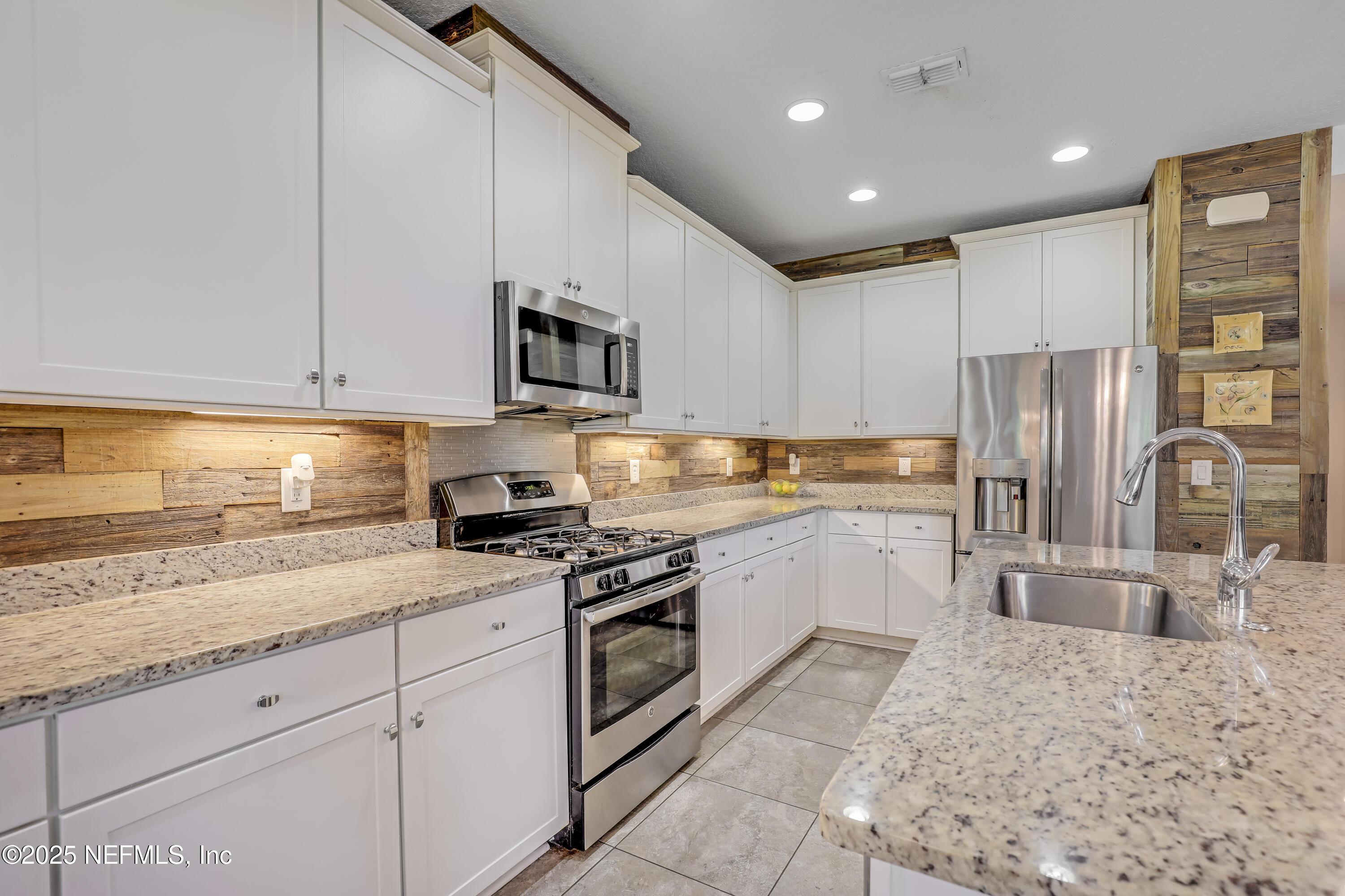 Image 4: 02 Kitchen