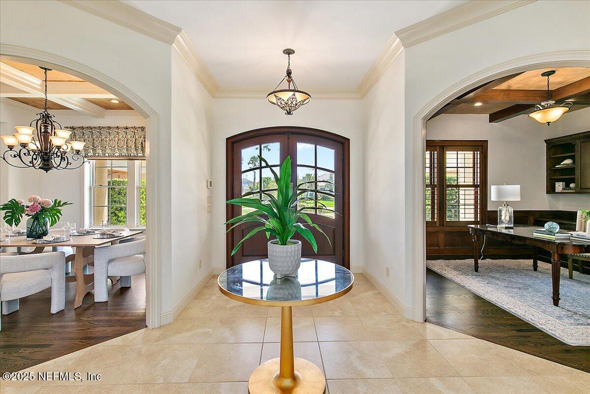 Image 4: 07-Foyer