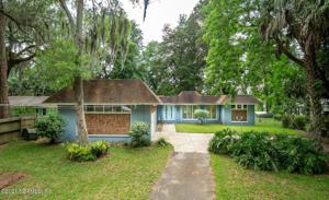 1672 E HOLLY OAKS LAKE RD