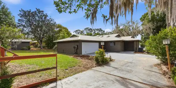 125 TWIN LAKE GROVE Drive