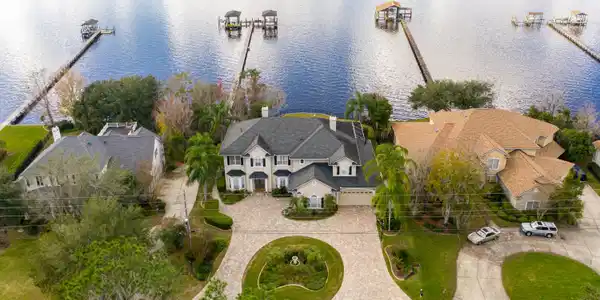 2347 LAKESHORE DR N