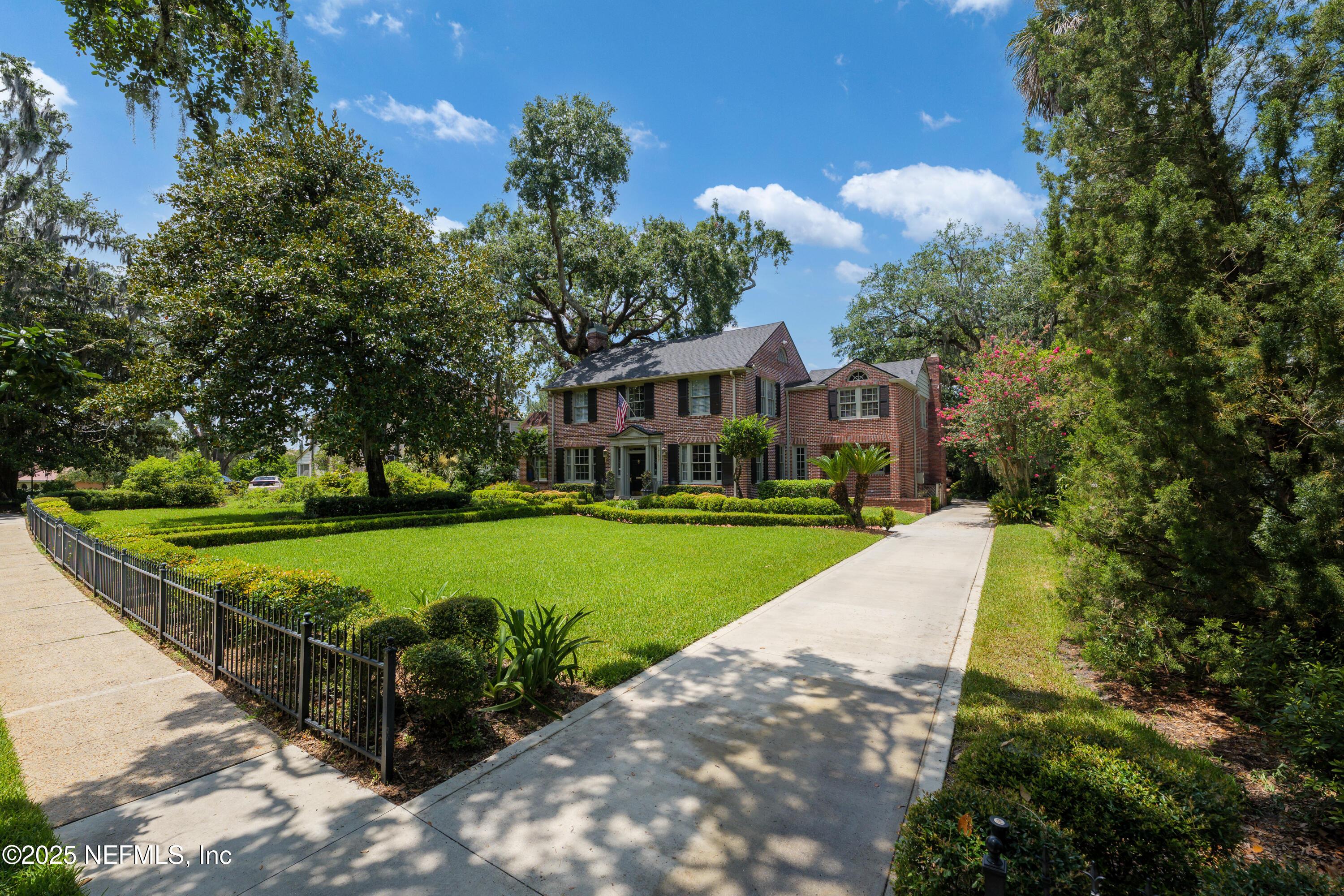 Image 3: Large Front Yard