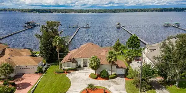 2323 LAKESHORE DR N