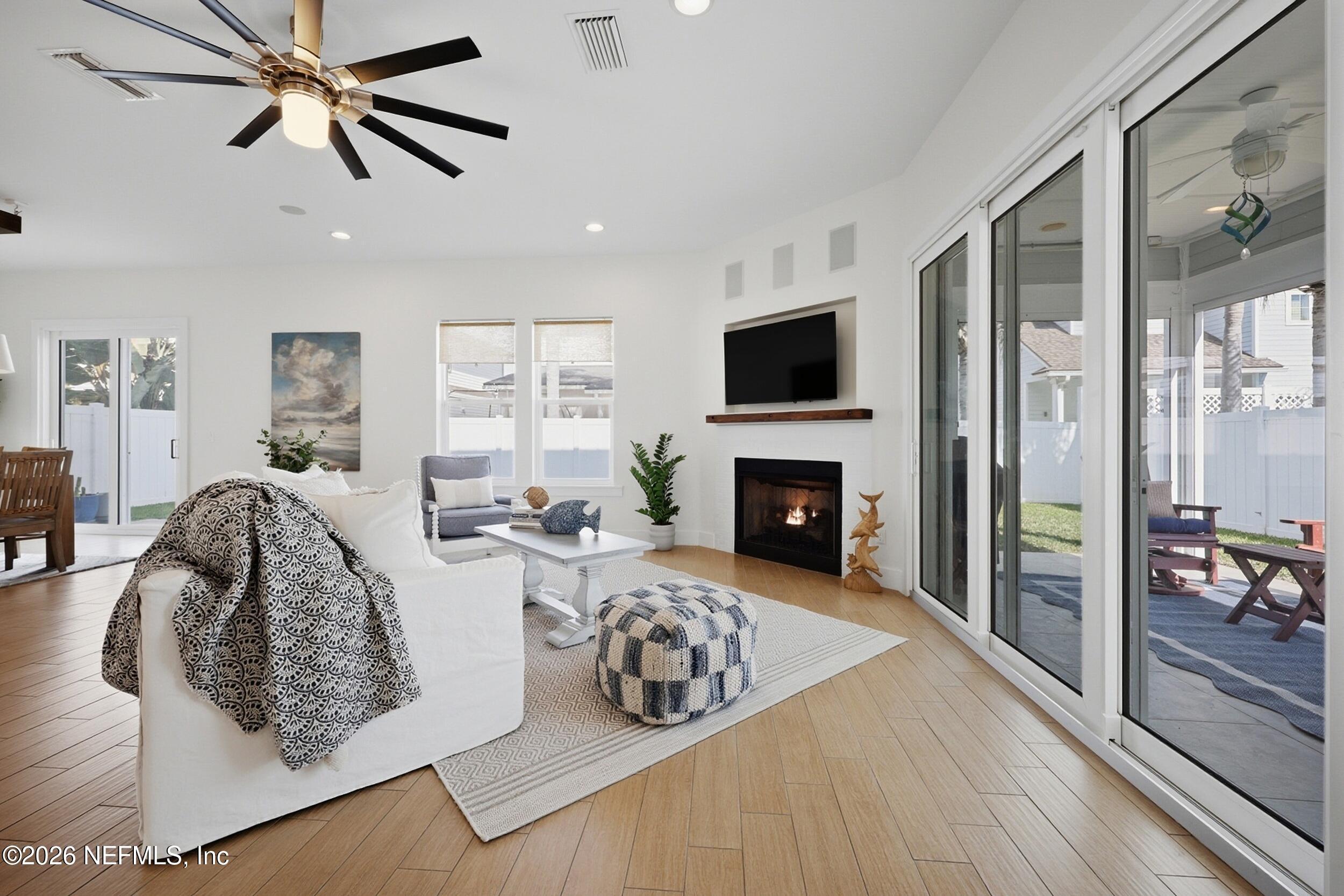 Image 3: Open living space