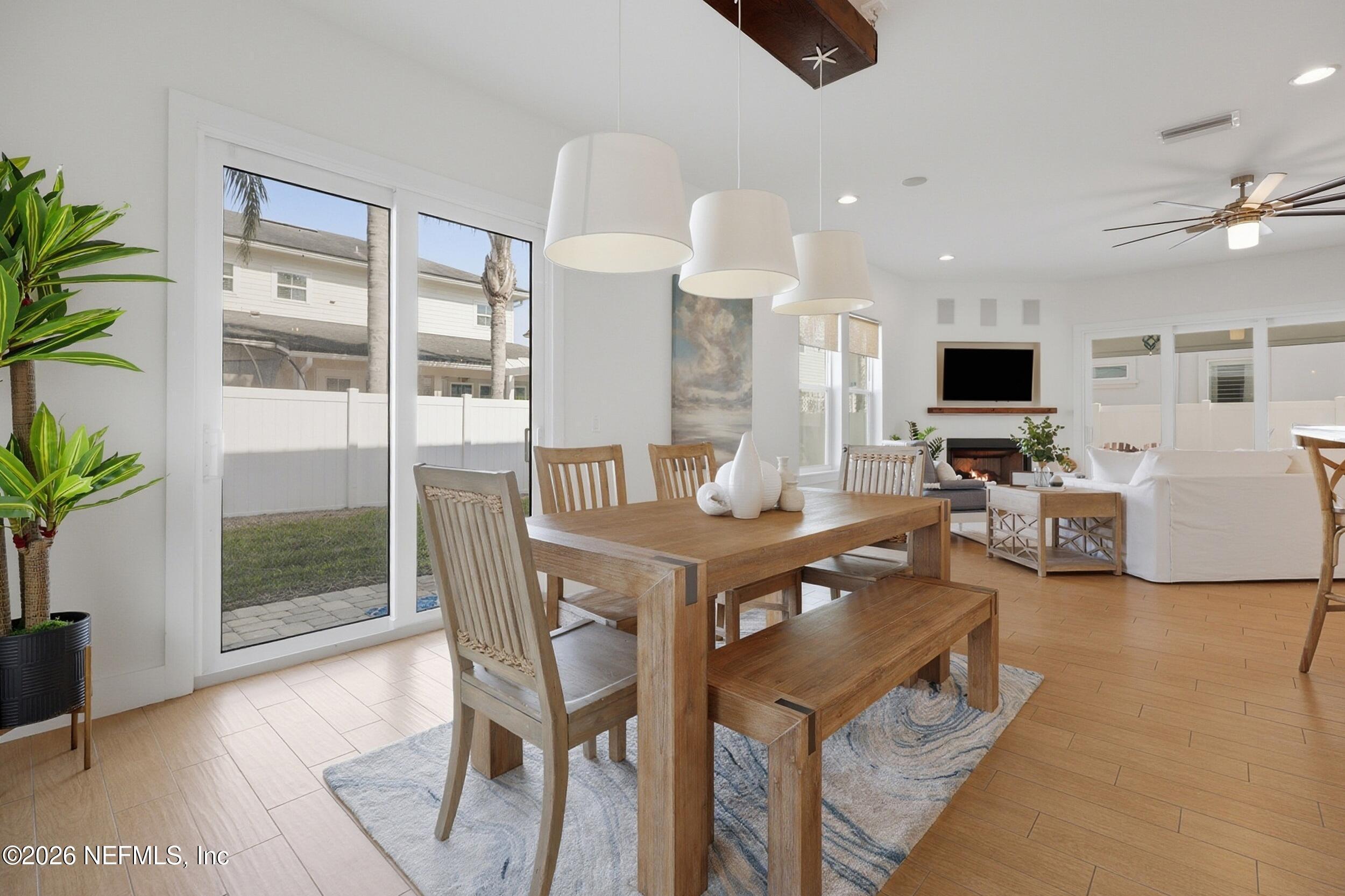 Image 4: Multiple sliding doors