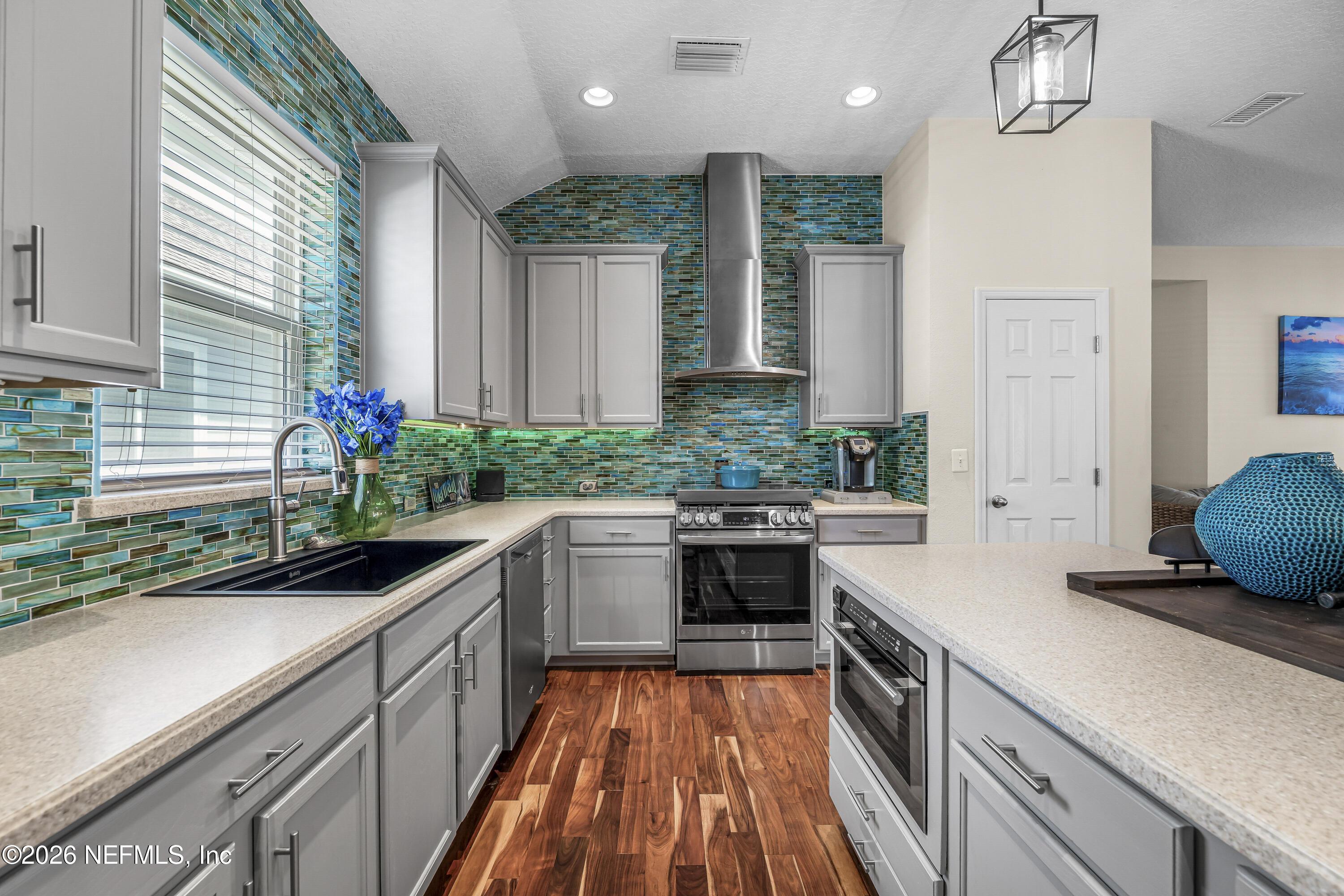 Image 2: 01 Kitchen