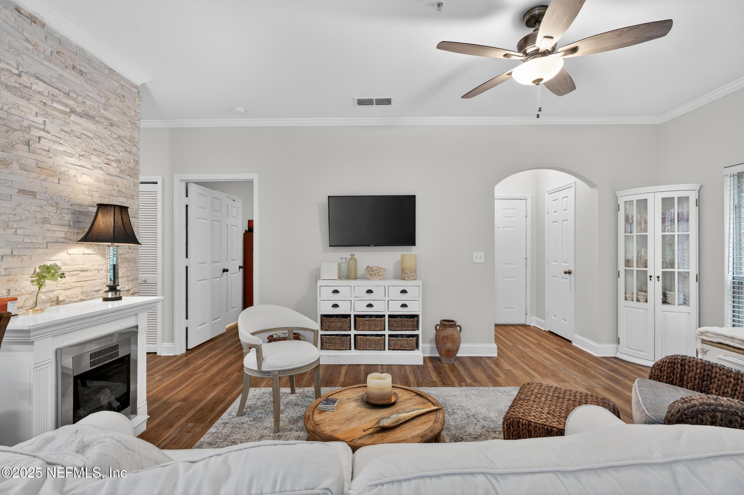 Image 3: 7800 point meadows dr 417-17