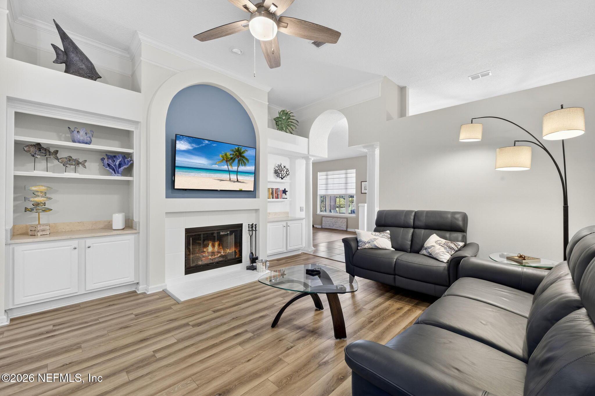 Image 4: Living Room