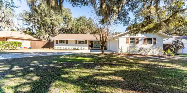2427 LAKEVIEW DR
