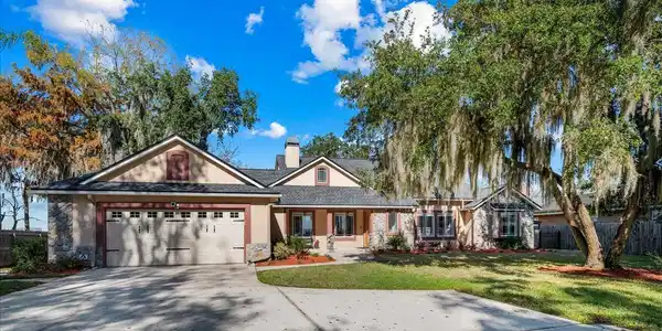 1813 LAKESHORE DR