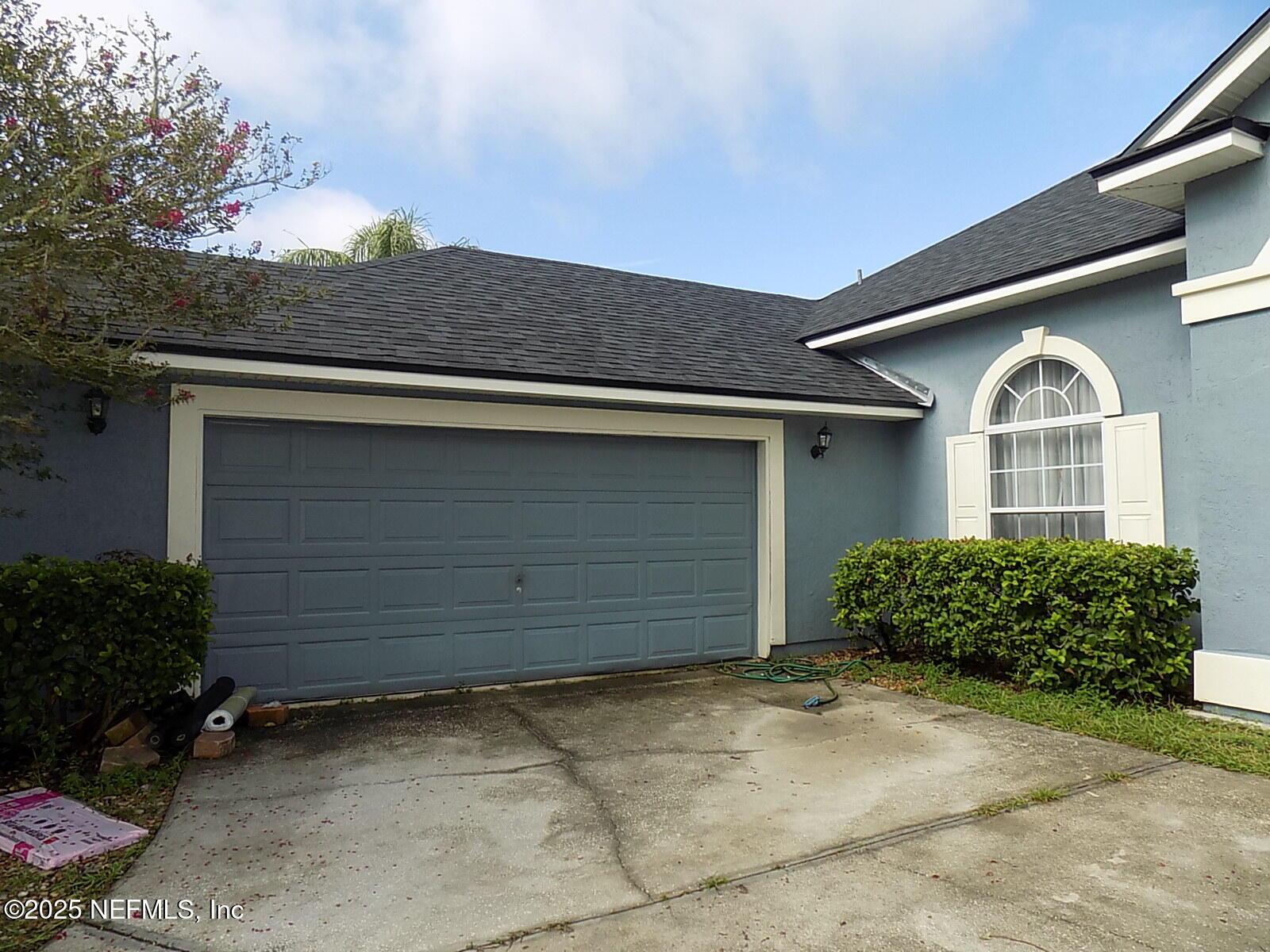 Image 3: Garage