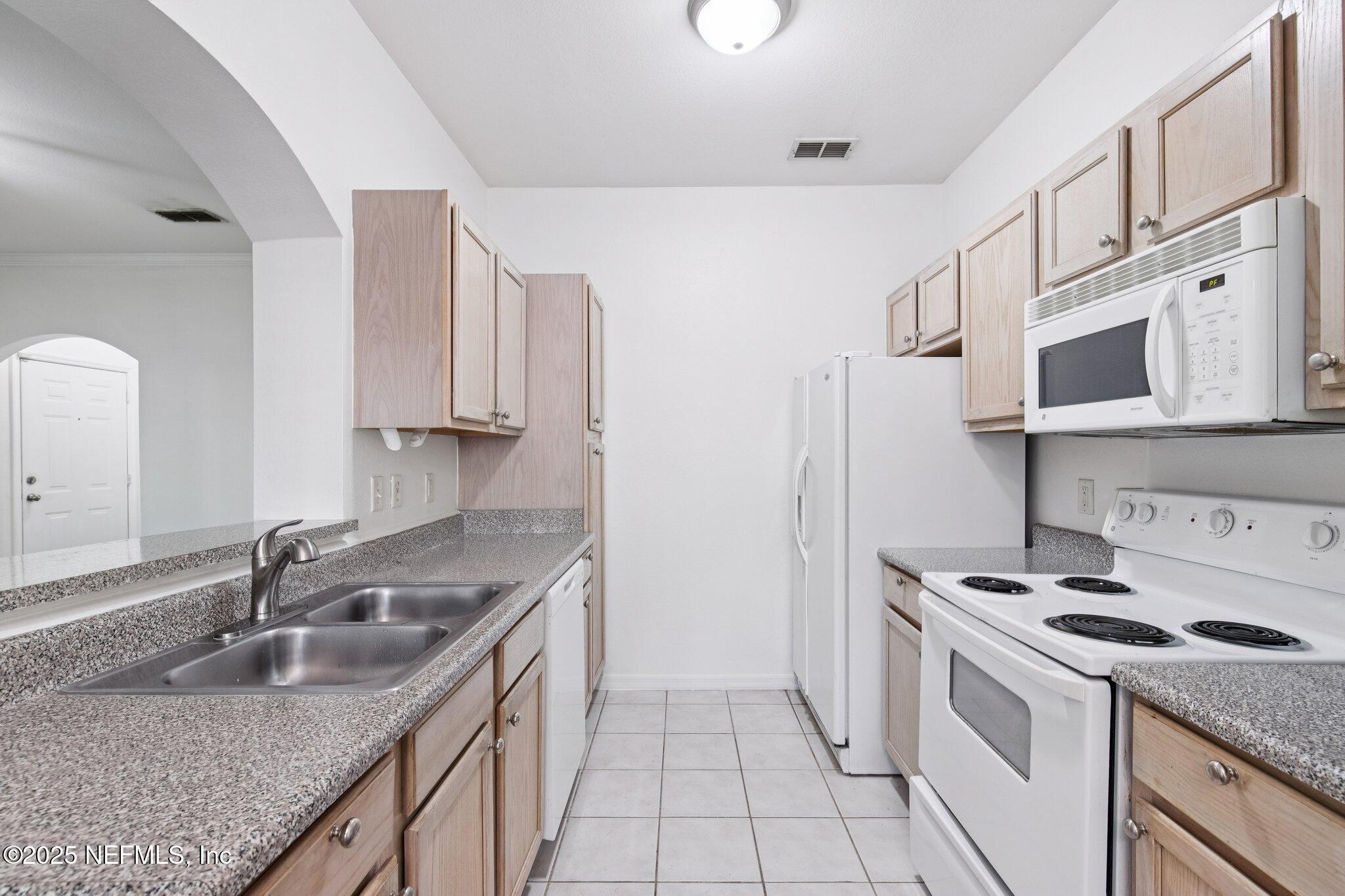 Image 4: 14-web-or-mls-Point Meadows Dr-S2609-014