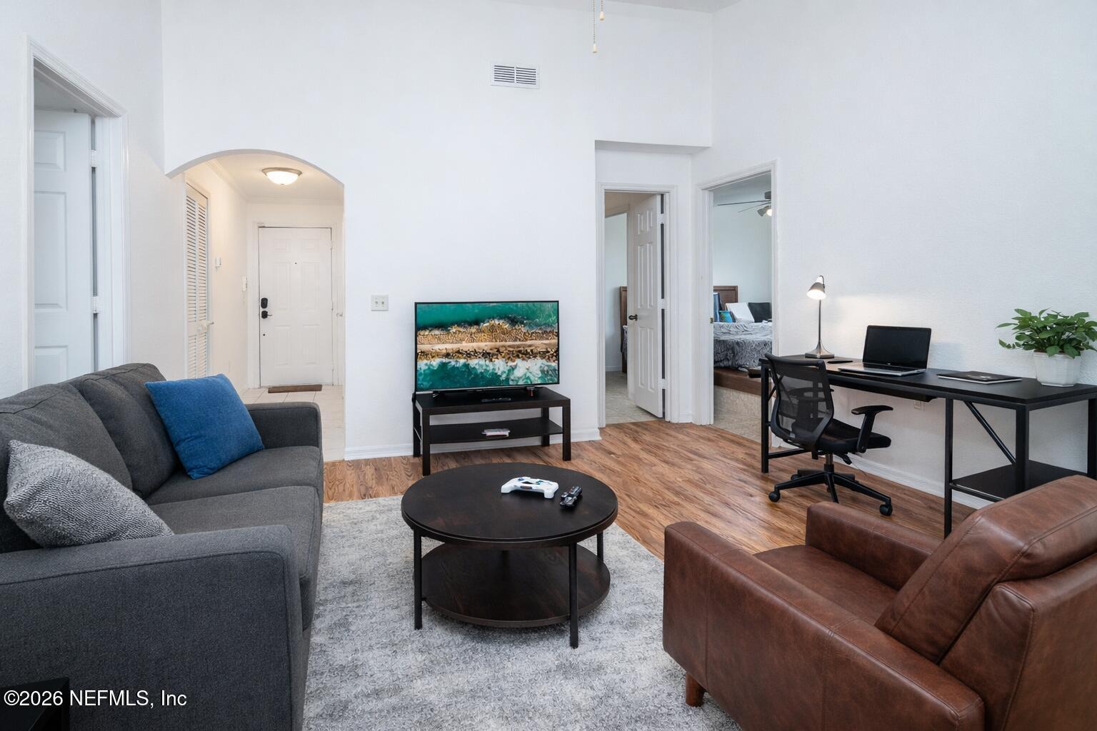 Image 4: Living Room