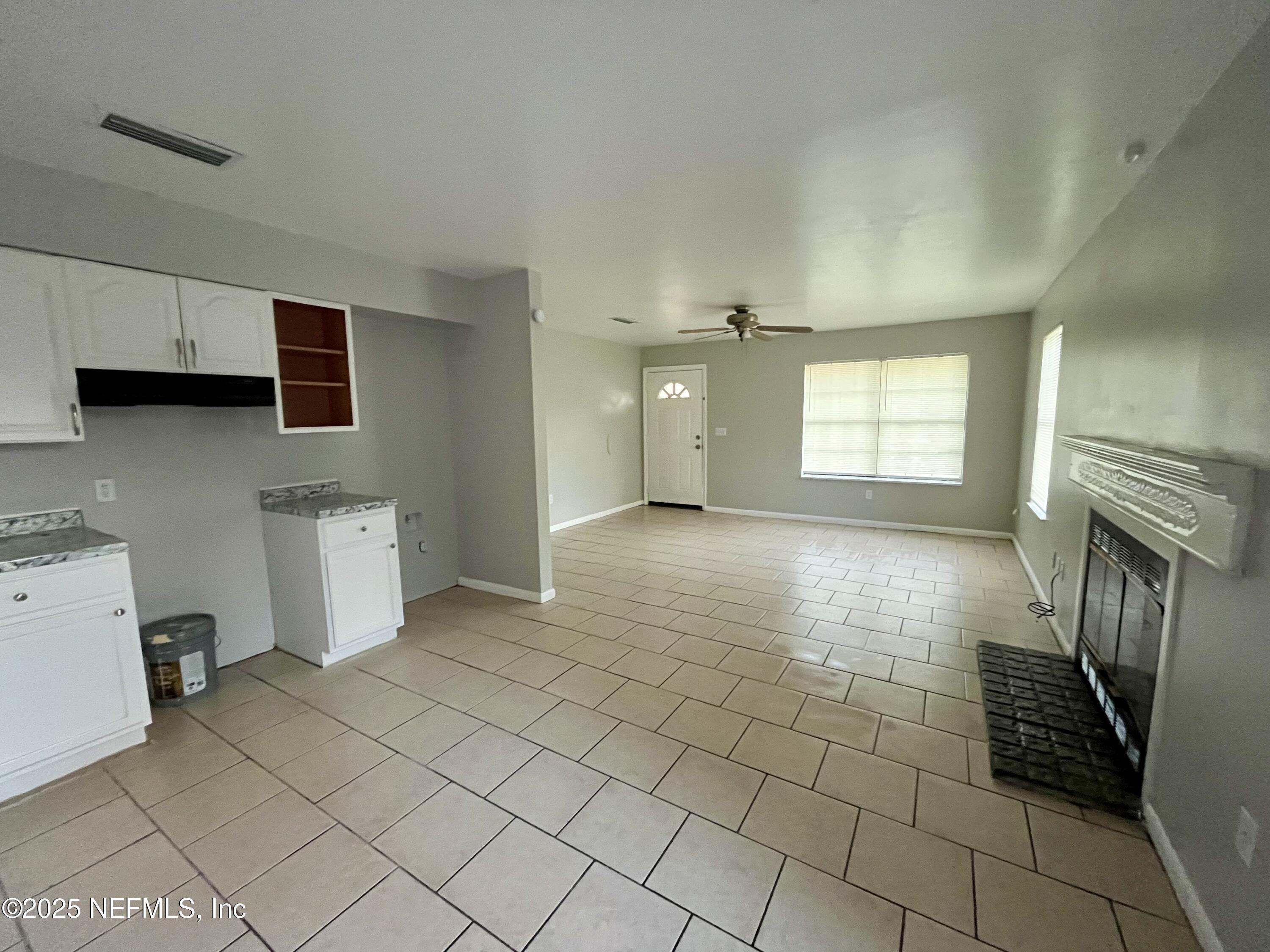 Image 3: Living room