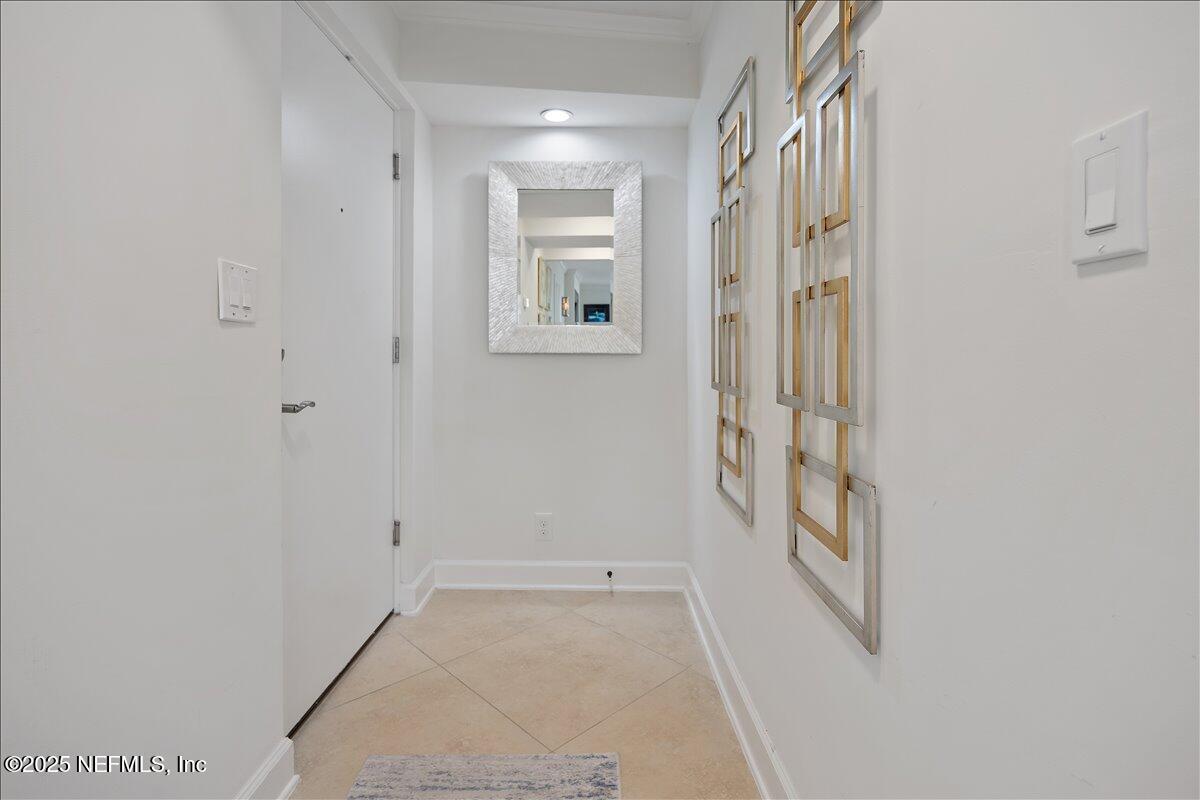 Image 4: 05-Foyer