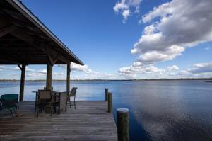 206 LAKE DR