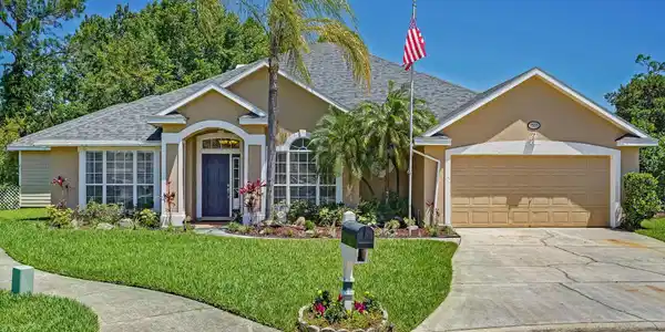 1555 LAKEWAY DR