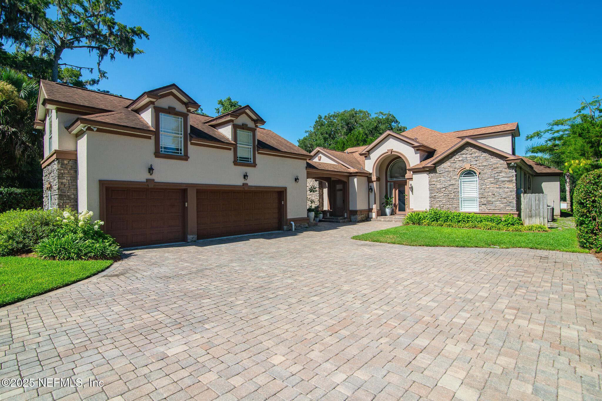 Image 4: Driveway & Courtyard Entry