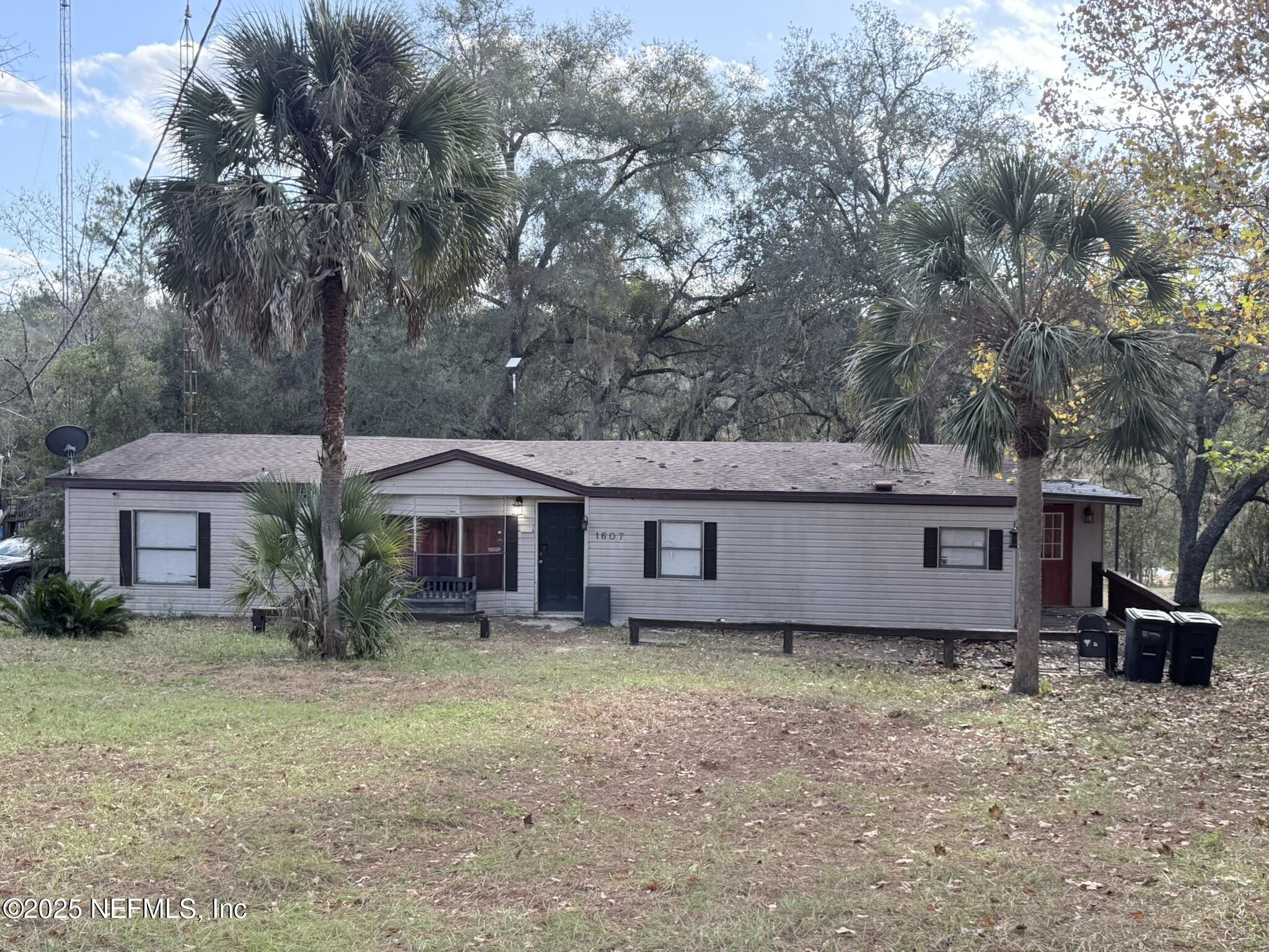 Image 1: 1607 Twin Lakes Blvd, Interlachen, FL