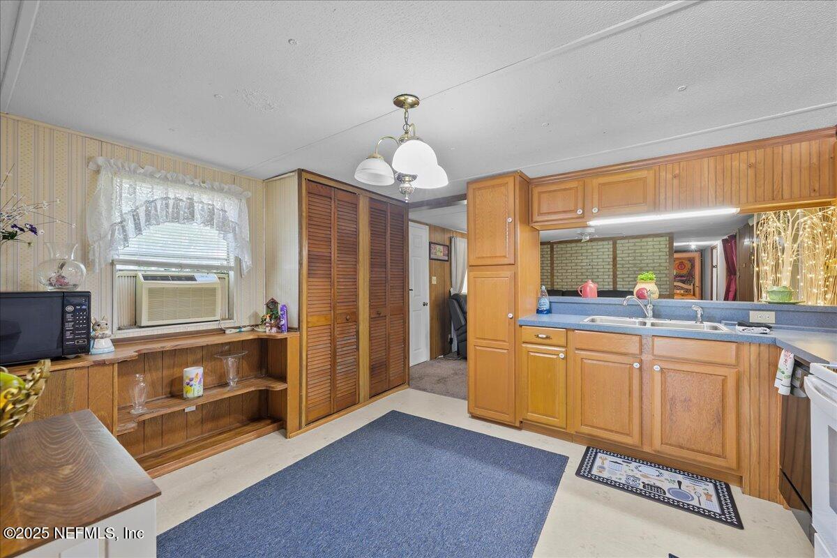 Image 1: 14-JWLeeMedia2507104956