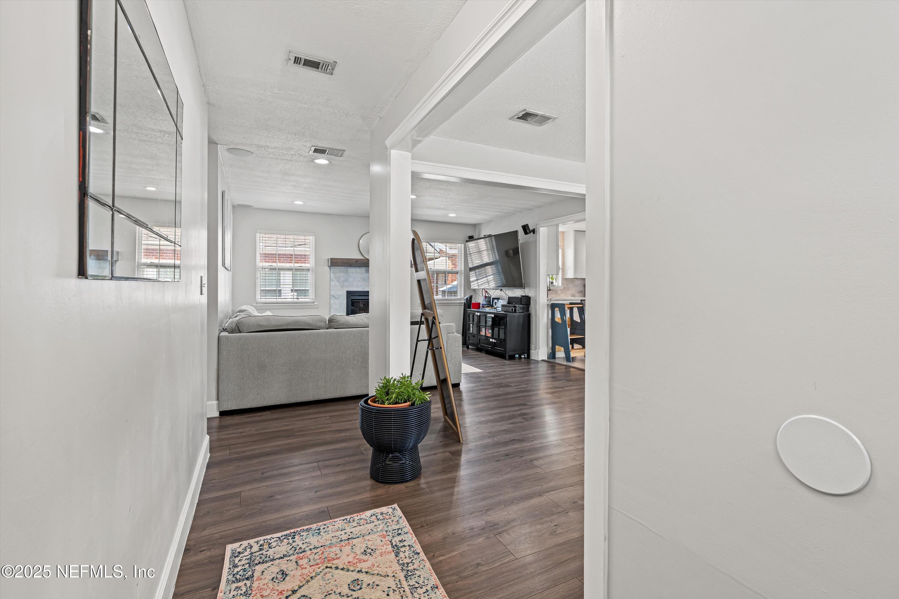 Image 4: Foyer
