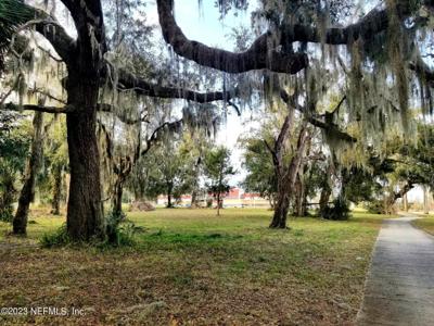 1101 N SUMMIT Street