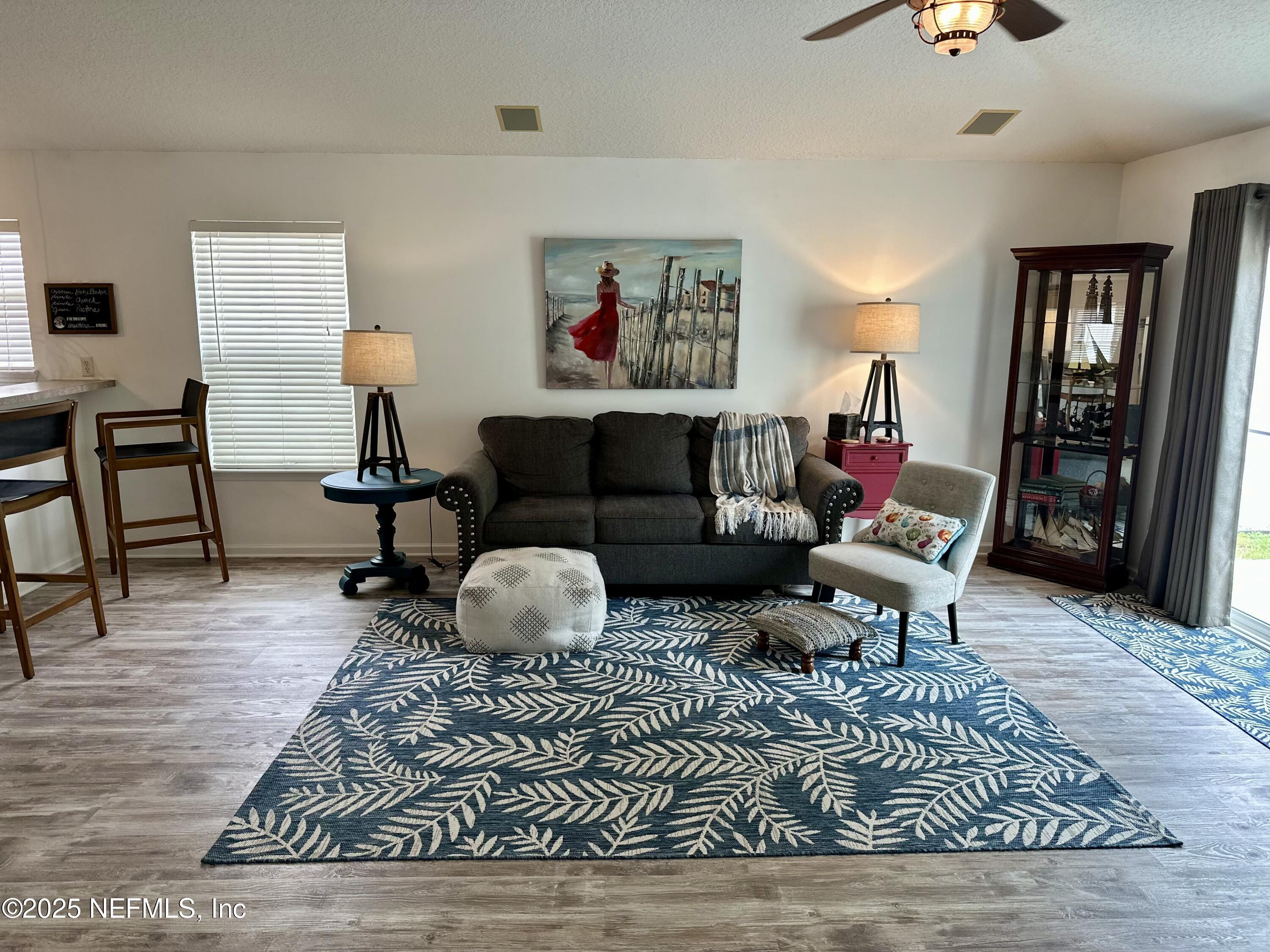 Image 4: LIVING AREA