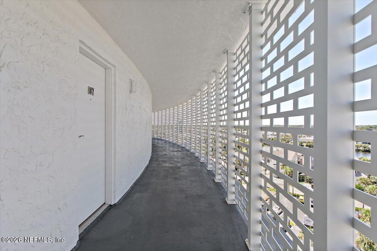 Image 4: 04-Entry