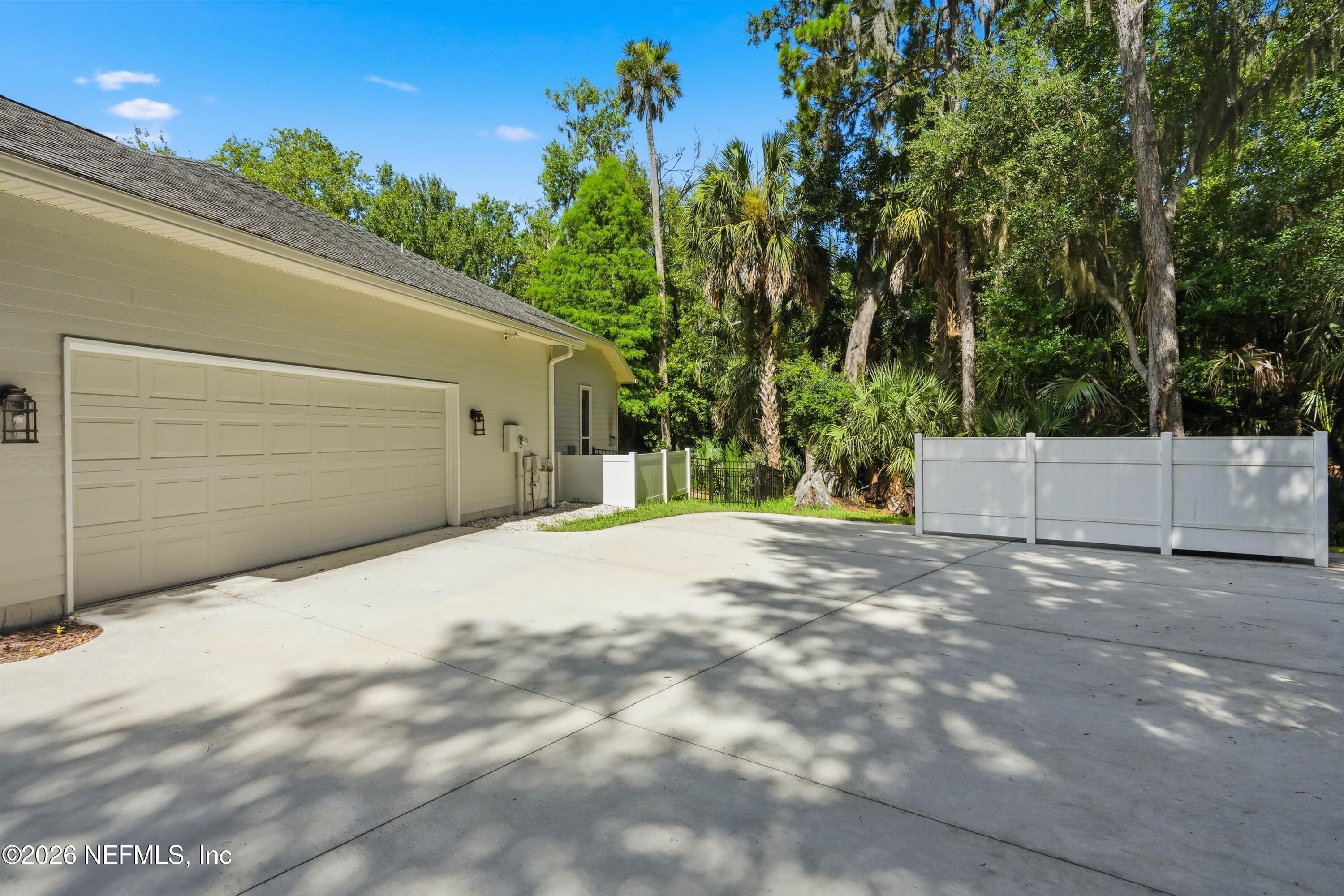 Image 4: 04-Driveway
