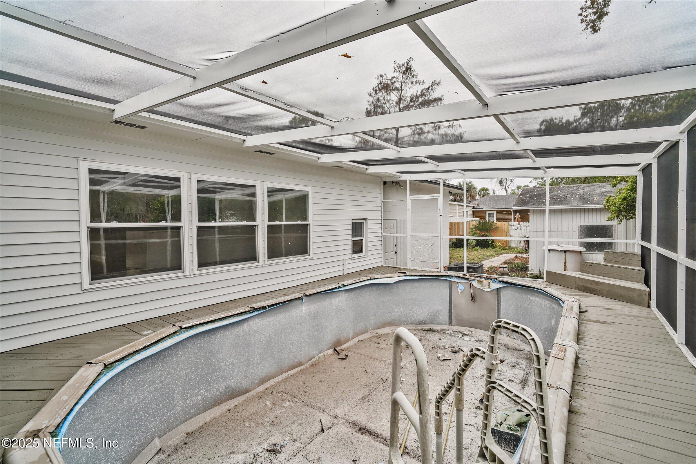 Image 2: 27-12031 Antibes Street-27