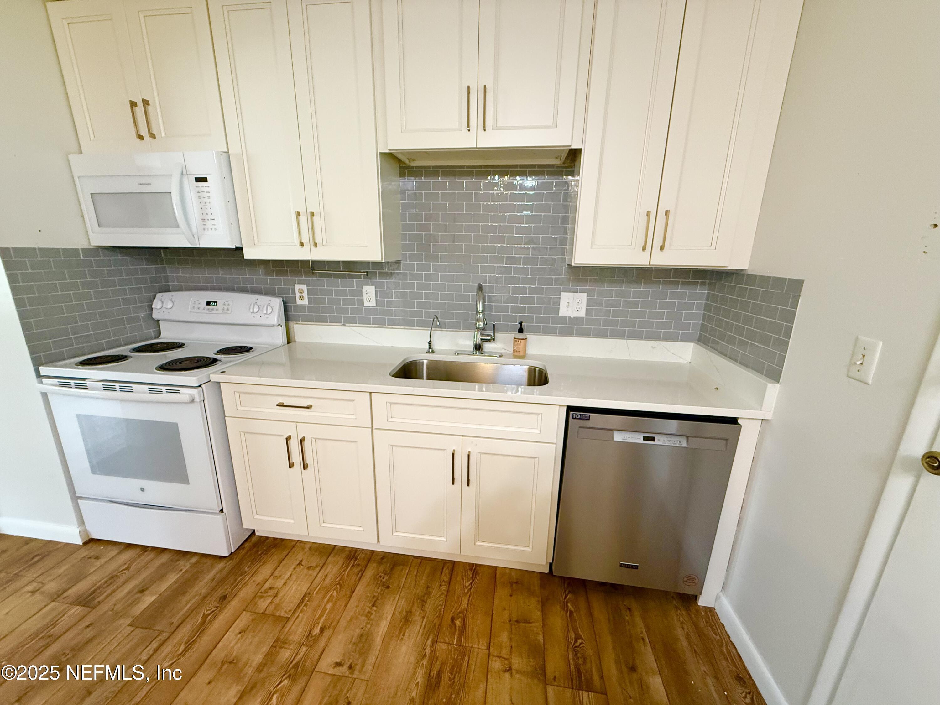 Image 3: Kitchen