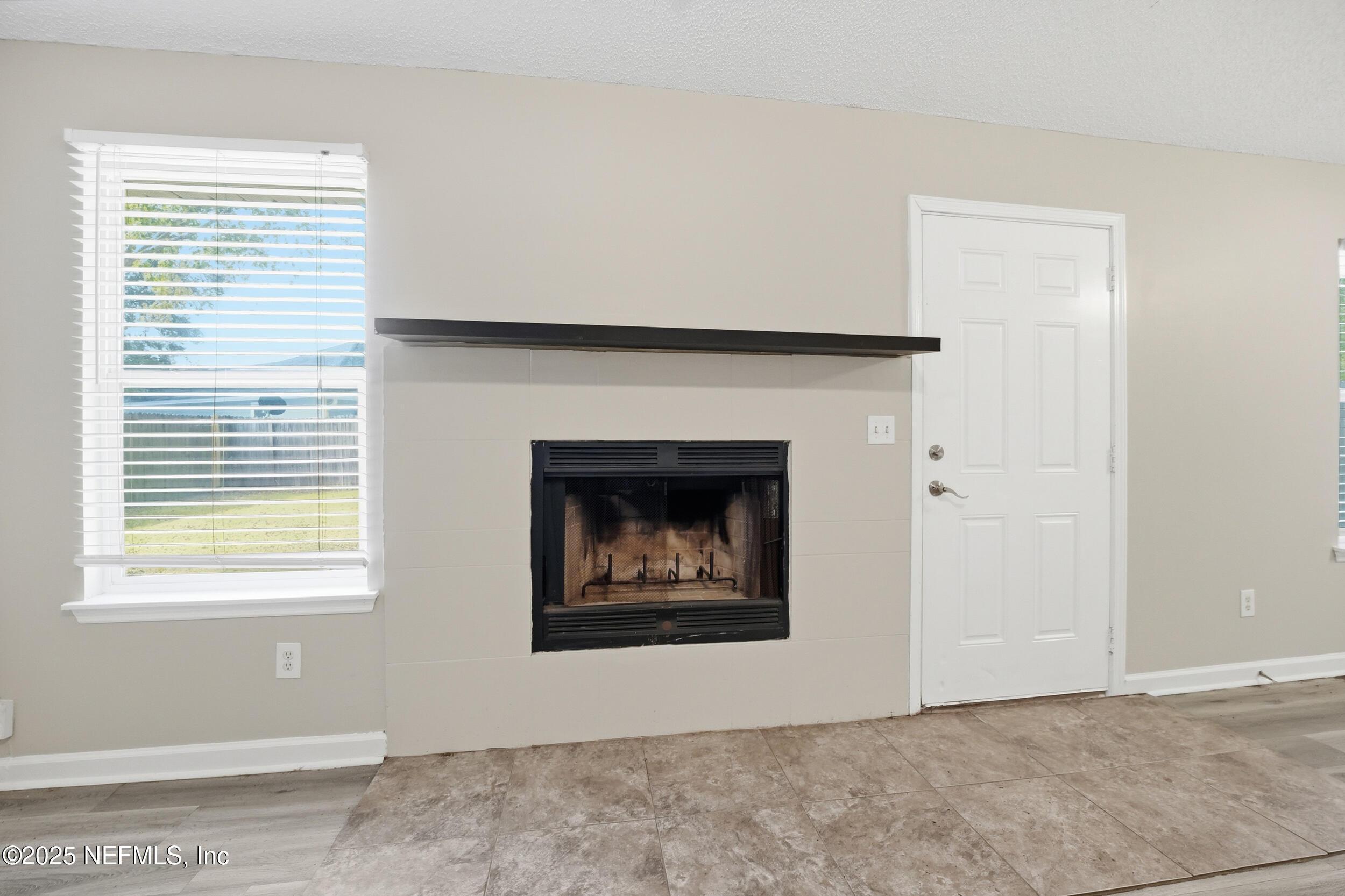 Image 4: 4_Fireplace