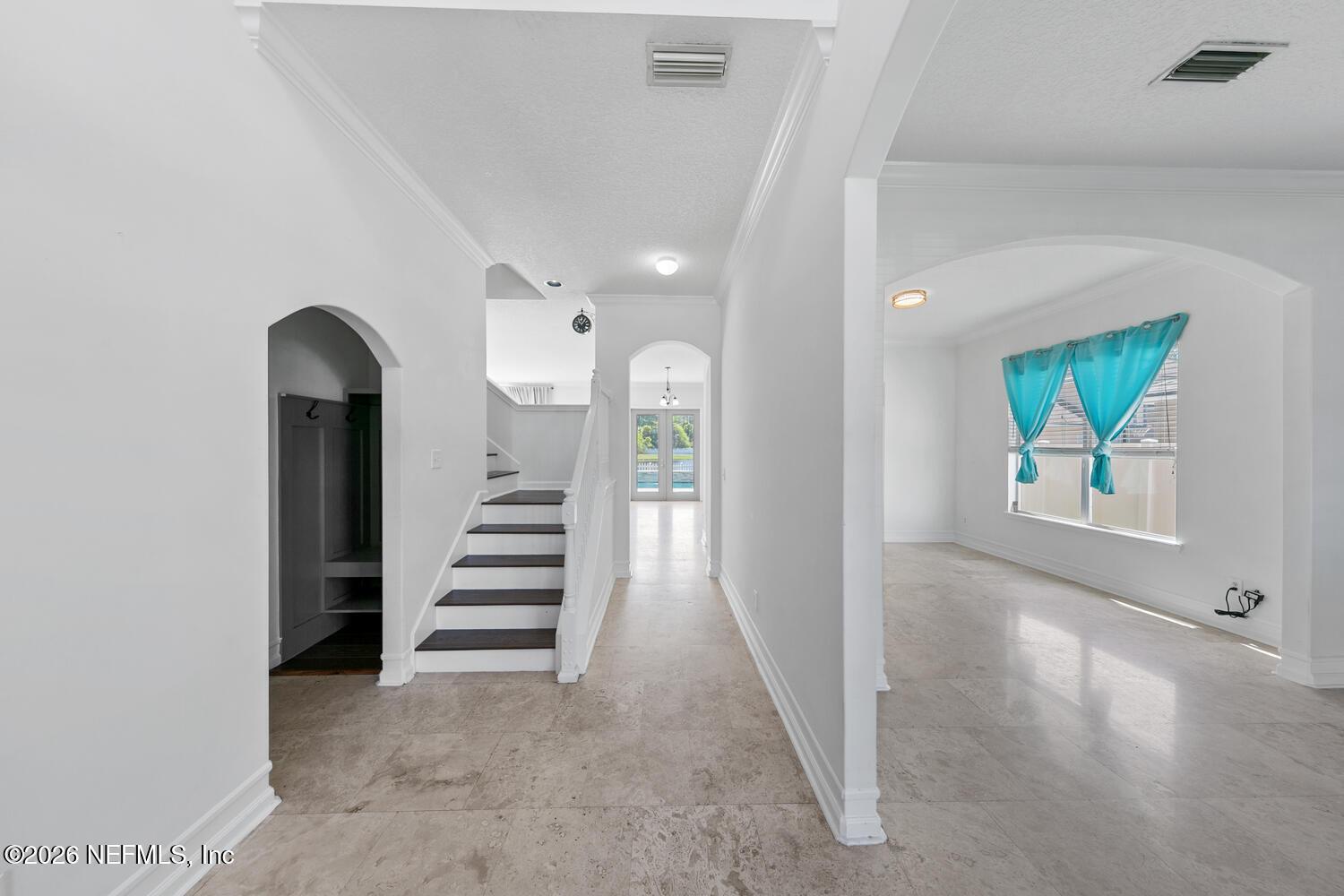 Image 4: hall on left /LR DDR on right