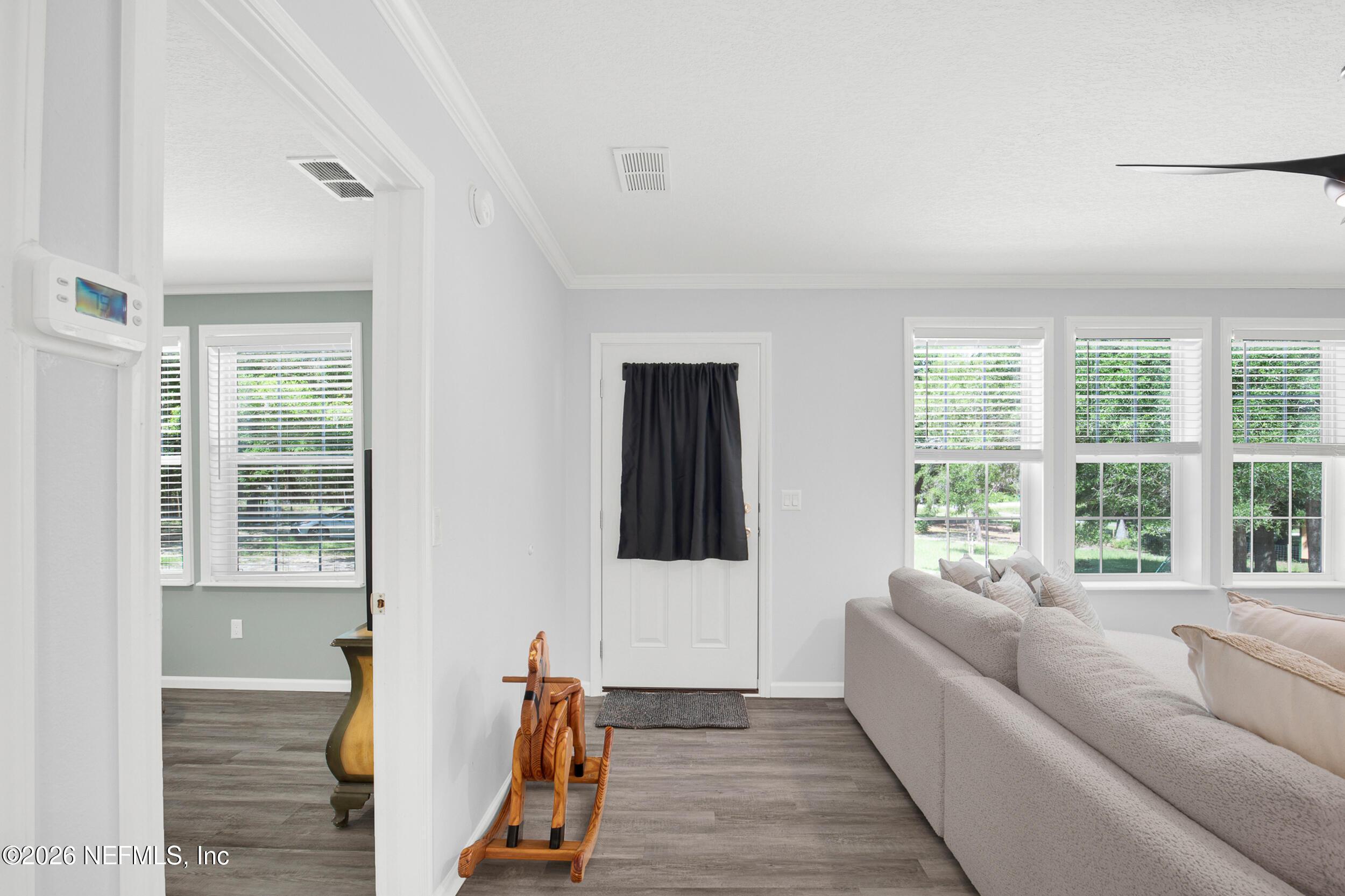 Image 3: Living to Front