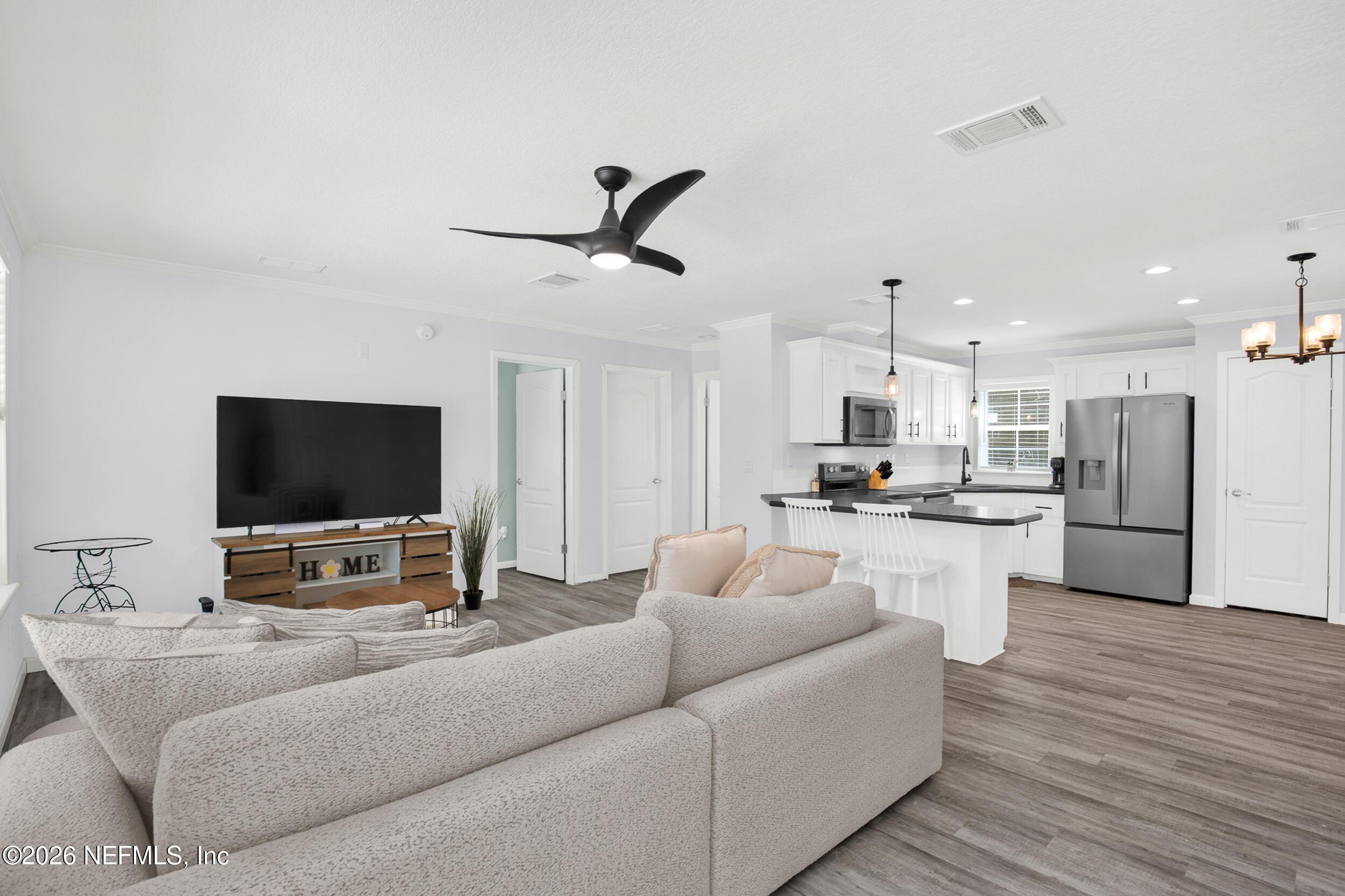 Image 4: Living to Kitchen
