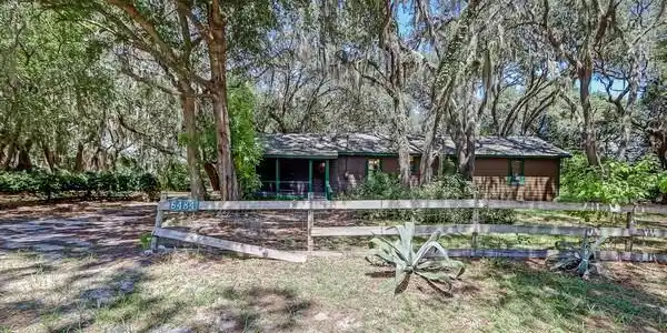 6484 WOODLAND DR