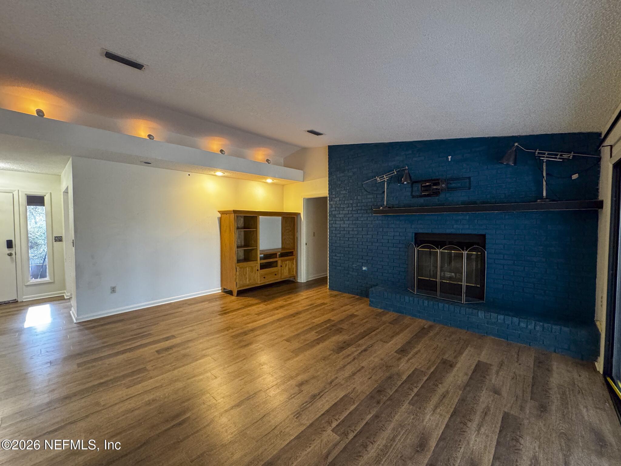 Image 3: 114 mandarin lake-23