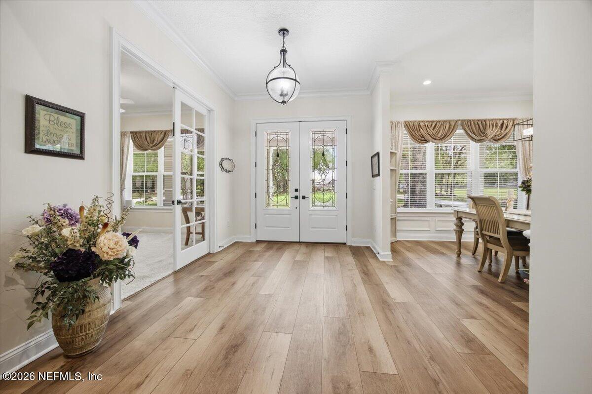 Image 3: 04-Foyer