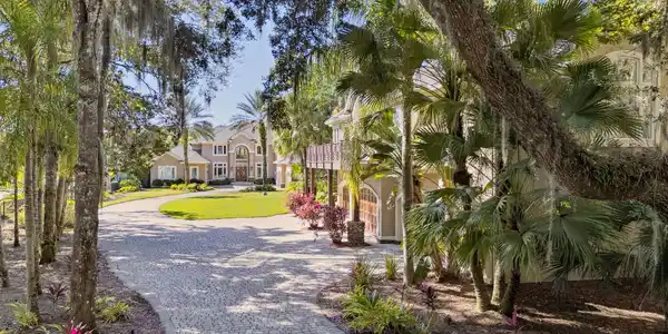Image 3: Main House & Carriage House