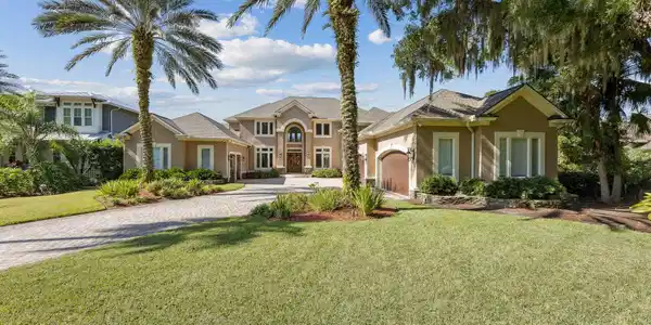 Image 4: Large Front & Rear Yards