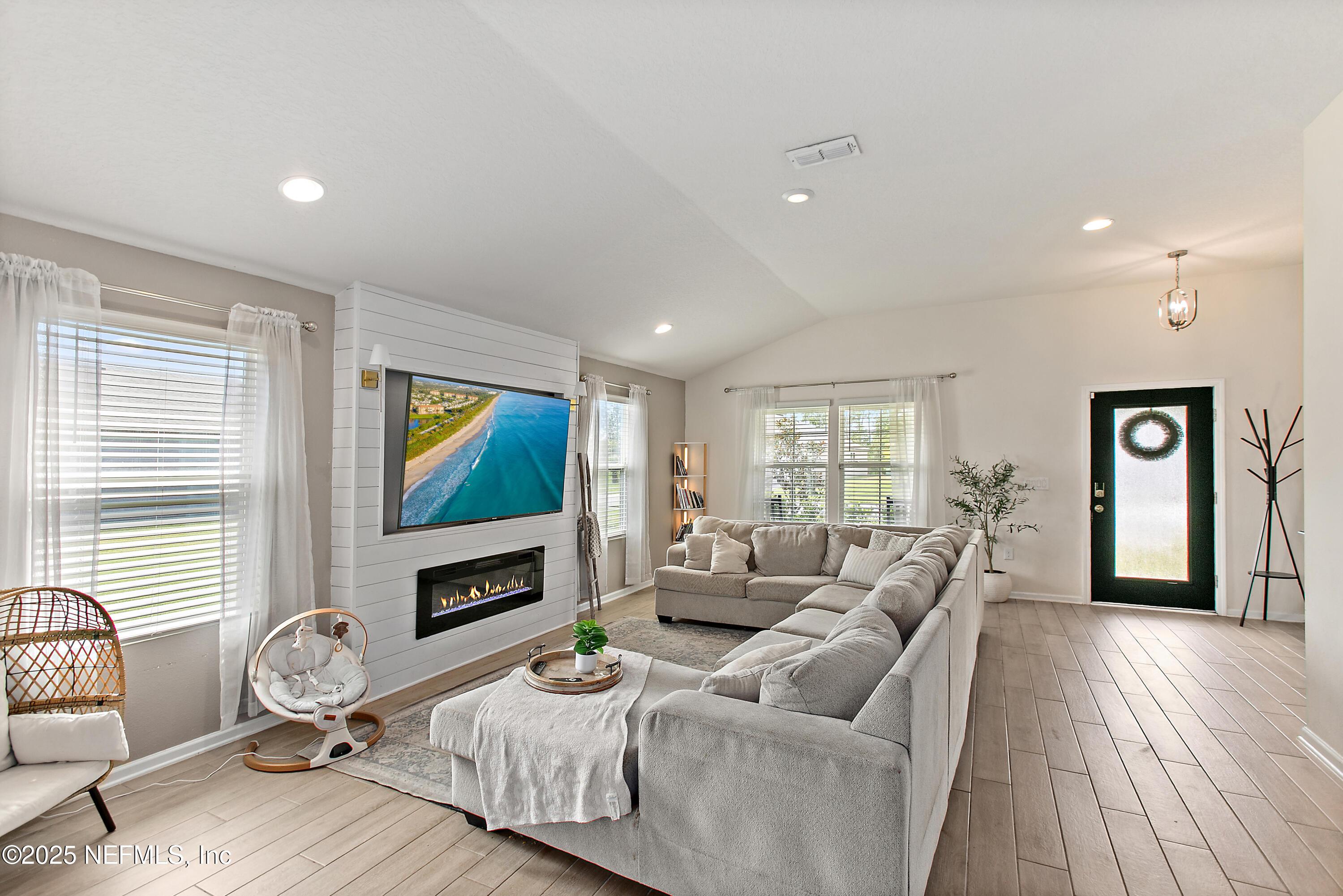 Image 4: 04-Living Room